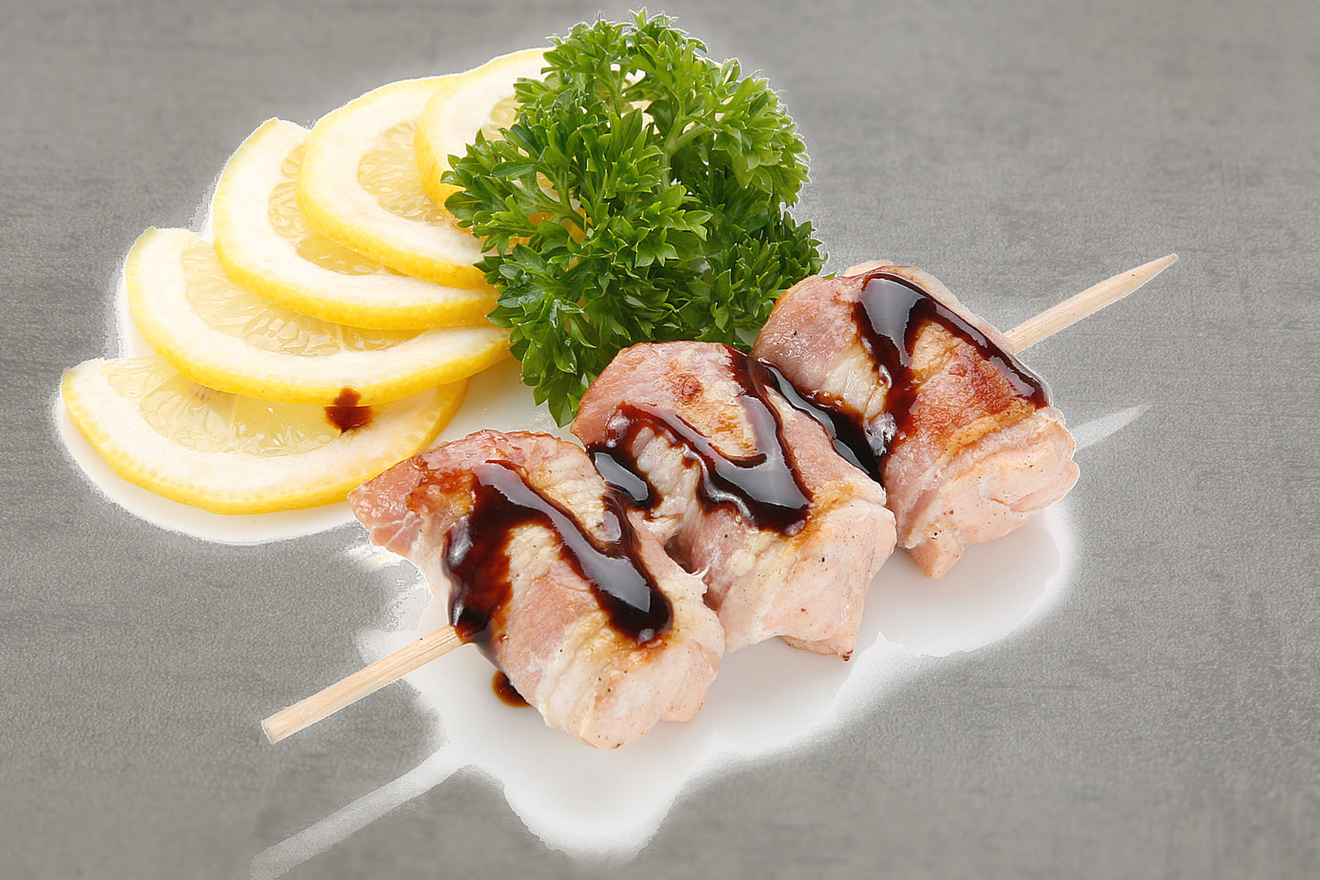 Шашлычок из лосося в беконе